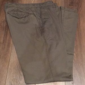 Gap surplus khaki